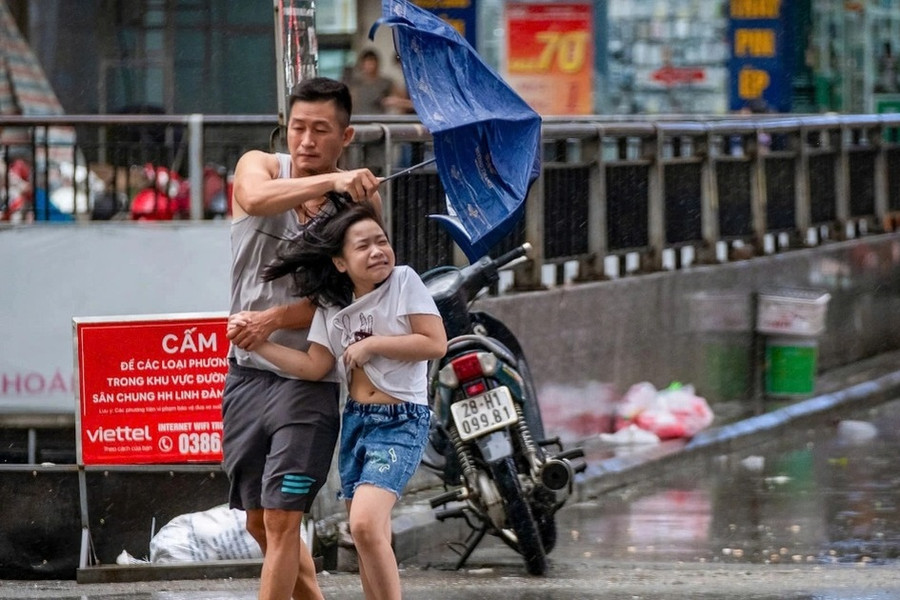 Bão Yagi đi sâu vào đất liền, chiều tối nay người Hà Nội hạn chế ra đường