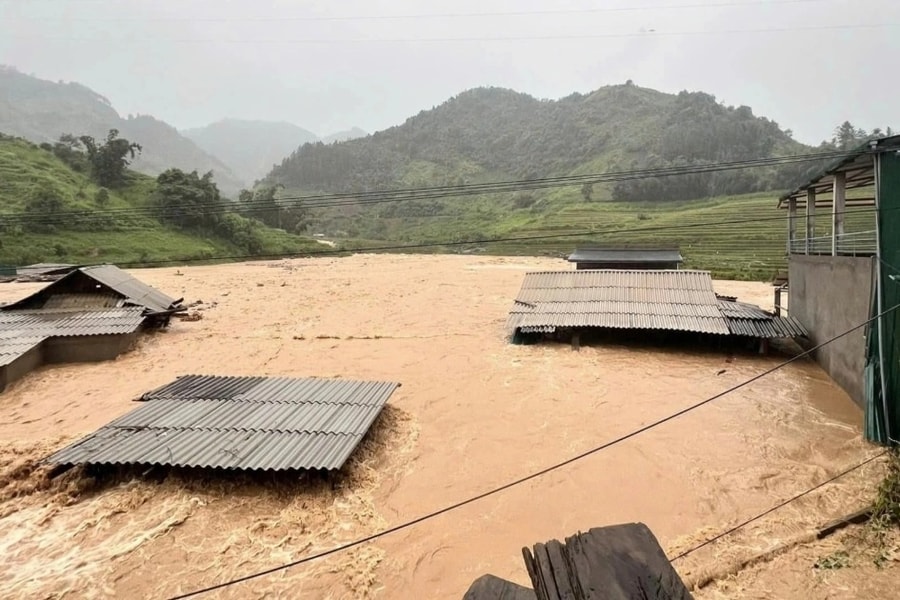 Yên Bái: Mưa bão làm sập nhà khiến bé gái 10 tuổi tử vong