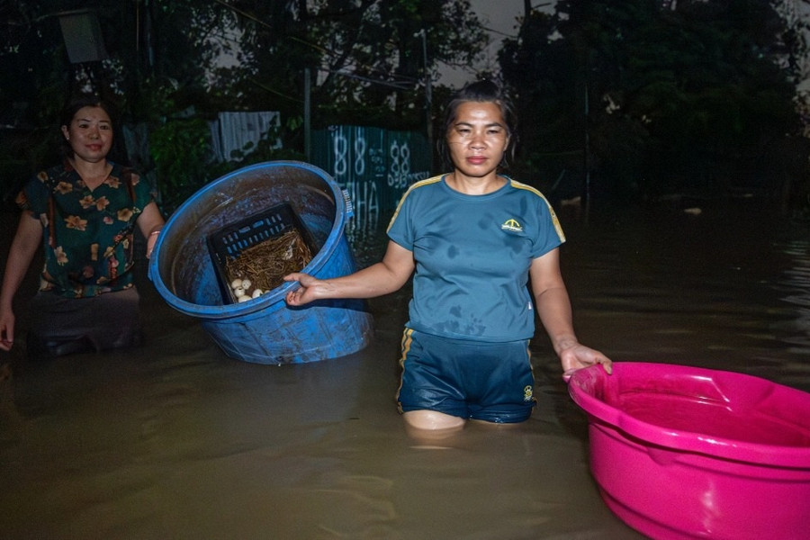 Nước sông Hồng dâng rất nhanh, người Hà Nội "chạy ngập" xuyên đêm