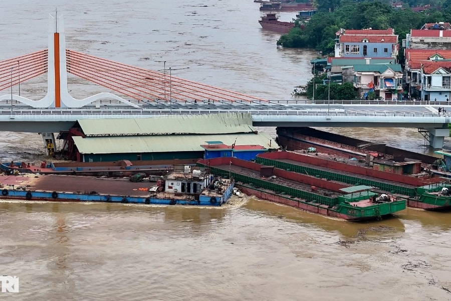 Hiện trường cầu Vĩnh Phú "ôm" 7 sà lan, thuyền dưới gầm ở Phú Thọ