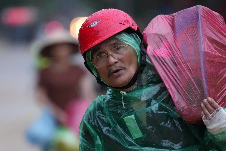 Xuyên đêm tiếp tế lương thực cho người dân vùng lũ Thái Nguyên