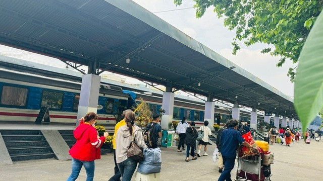 Minibuses, electric vehicles to ease traffic around Saigon Railway Station