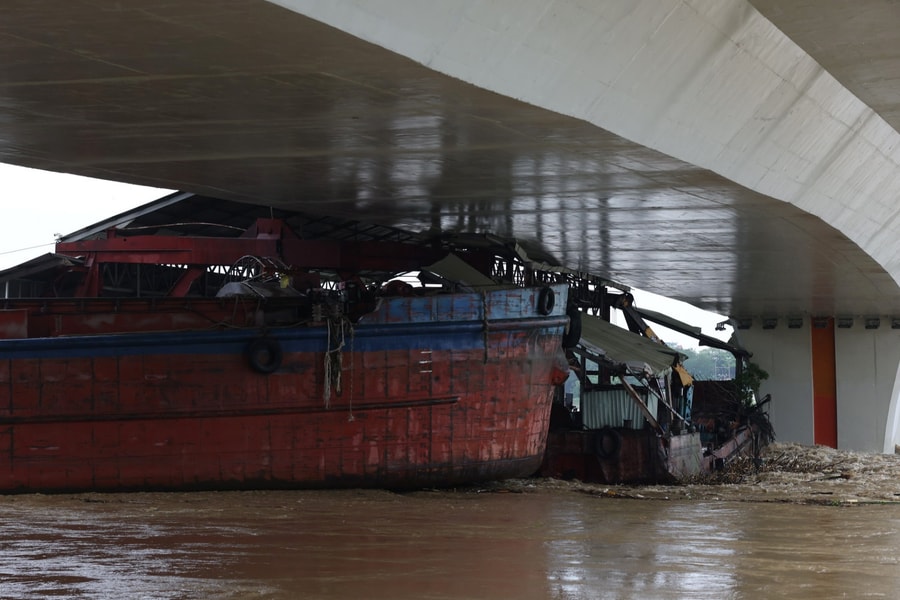 Tàu và nhà nổi từ thượng nguồn đâm vào cây cầu ở Phú Thọ