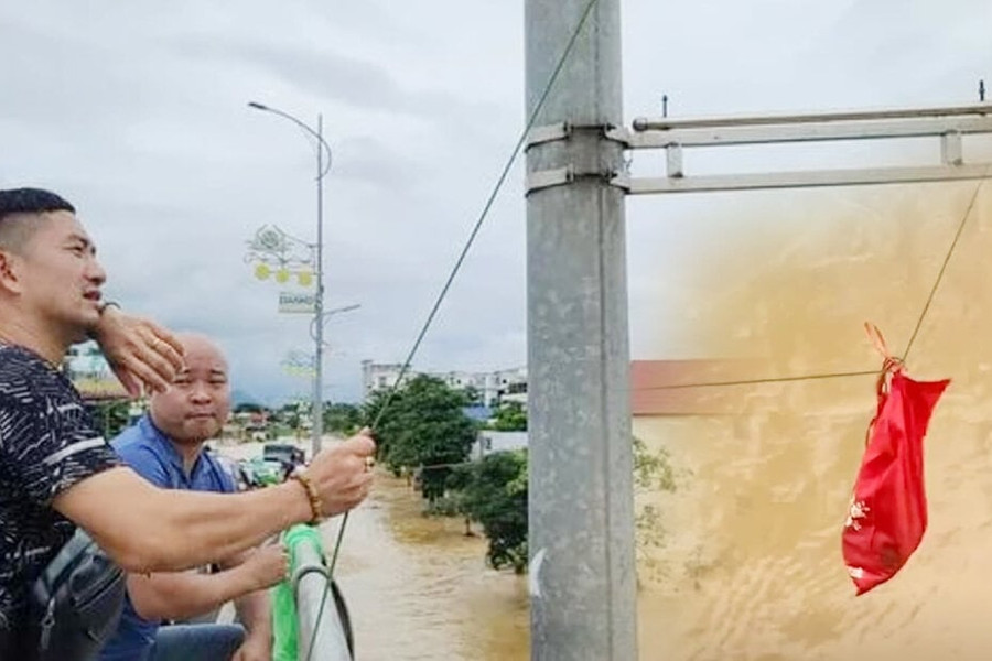 Dùng ròng rọc tiếp tế đồ ăn miễn phí cho người dân mắc kẹt trong cơn lũ lịch sử