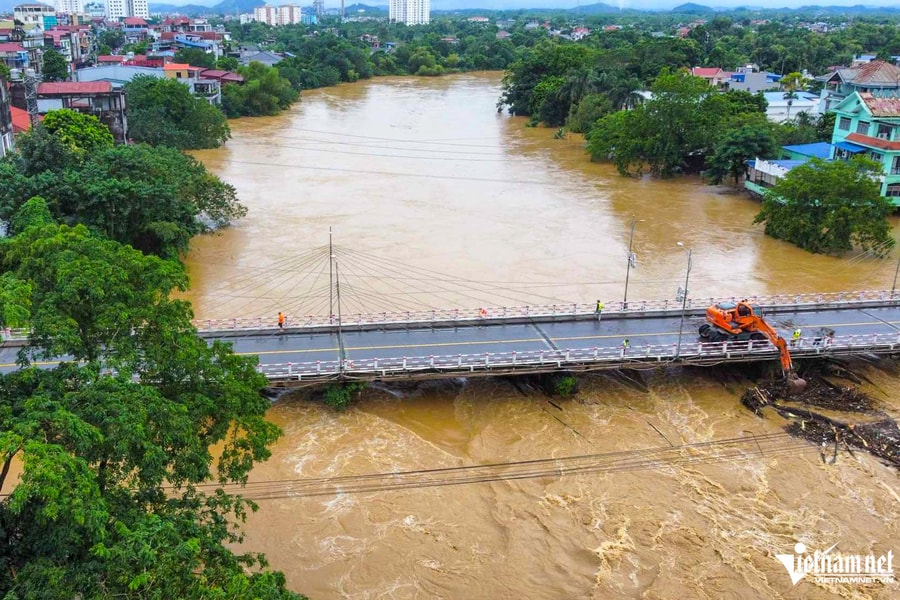 Người miền Trung ‘lớn lên cùng con lũ’ bày cách sống còn trước dòng nước dữ