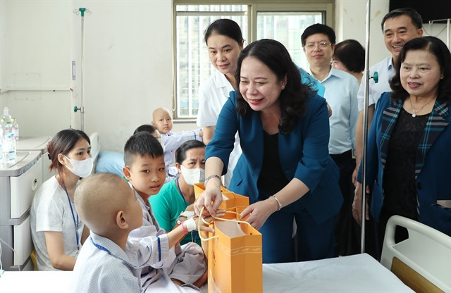 Vice State President presents gifts to children patients