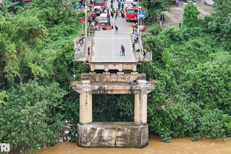 Công an truy tìm tung tích 7 người trong vụ sập cầu Phong Châu