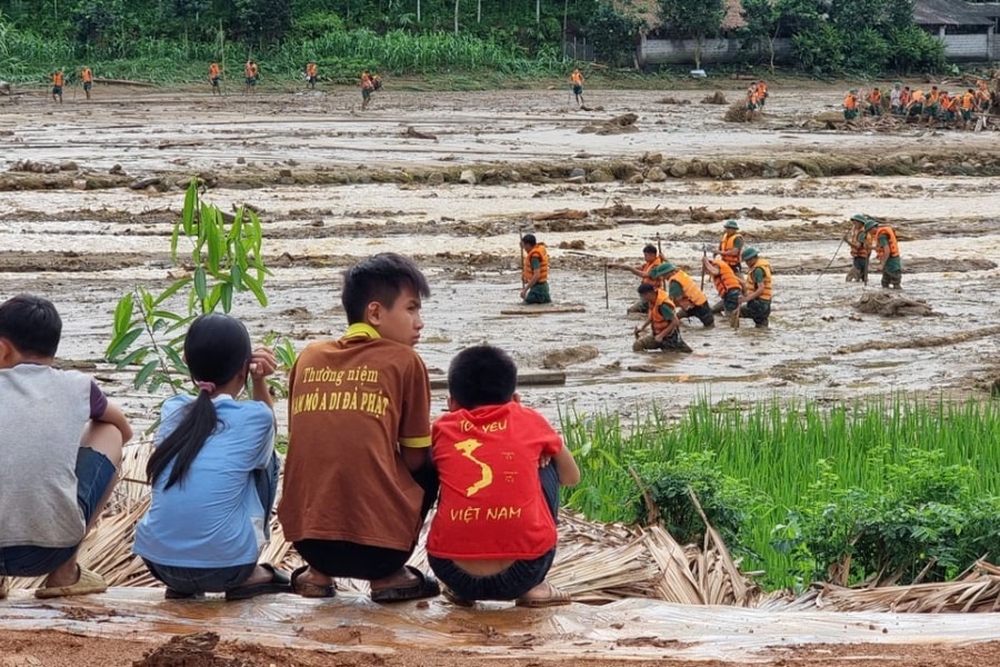 Buổi học đầu tiên sau lũ quét, vắng vĩnh viễn 13 học sinh Làng Nủ