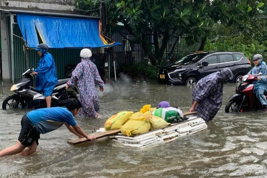 Mưa lớn kéo dài, nhiều nơi trên đảo Phú Quốc ngập sâu