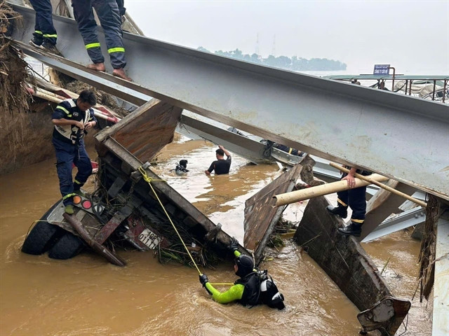 PM urges rapid action on new Phong Châu Bridge after collapse