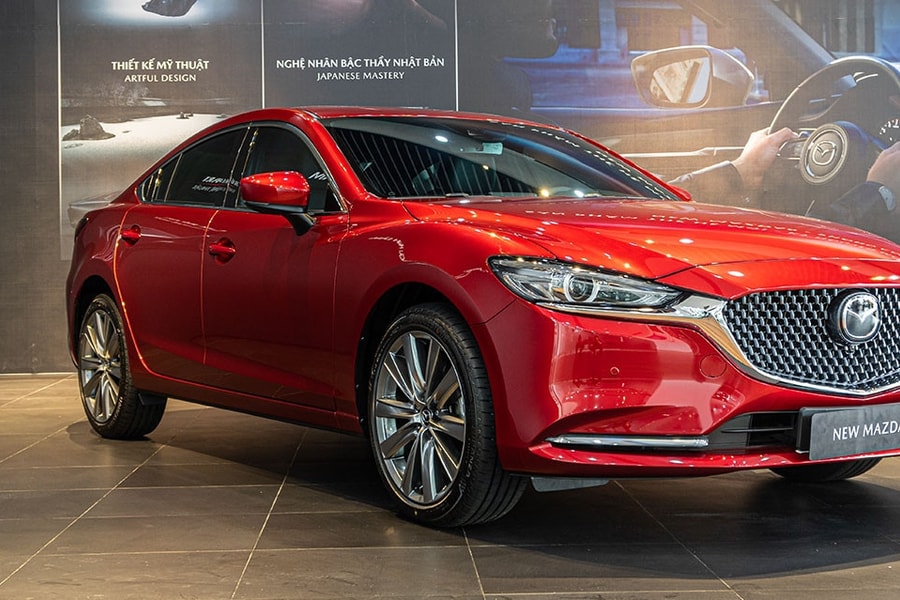 Xe sedan cỡ D giá 1 tỷ: Toyota Camry 'rơi tự do' trong tháng Ngâu