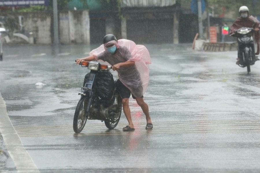 Áp thấp nhiệt đới di chuyển chậm, miền Trung sẽ mưa như trút nước