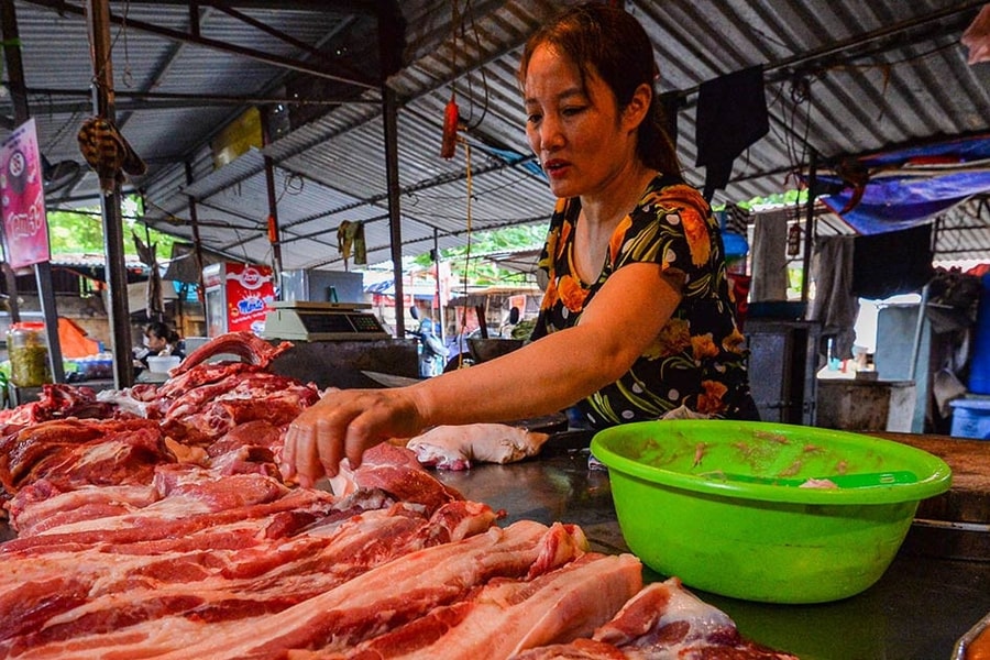 Giá thịt lợn lập đỉnh cao mới, chen chân mua thịt trâu chọi Đồ Sơn