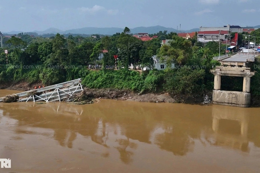 Tìm thấy thi thể nạn nhân thứ 4 vụ sập cầu Phong Châu