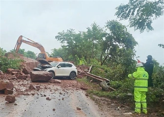 MARD urges response plans for landslides and floods triggered by heavy rain