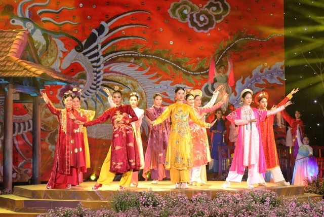 Traditional cultural values shine at Huế “Áo dài” festival