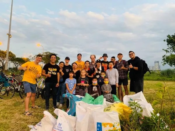 Heroes clearing rubbish in Đà Nẵng