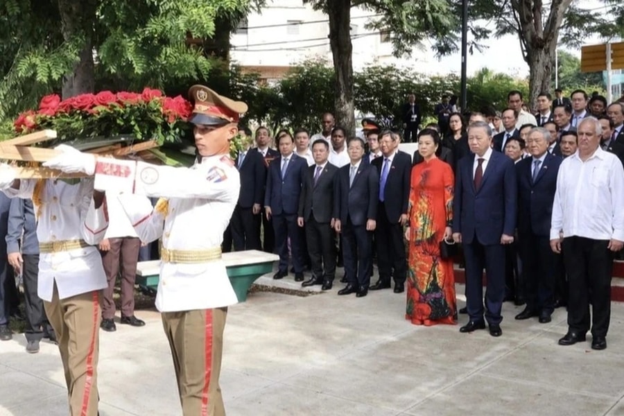 Tổng Bí thư, Chủ tịch nước Tô Lâm đặt vòng hoa tại Tượng đài Bác Hồ ở La Habana