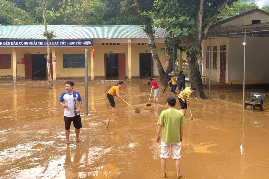 Thầy cô lội bùn dọn dẹp trường lớp