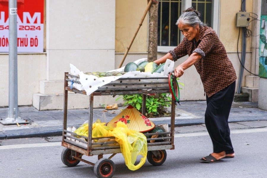 Những người già miệt mài mưu sinh giữa Thủ đô