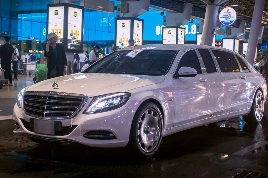 Bắt gặp Maybach S 600 Pullman giá 70 tỷ giống xe của ông Trịnh Văn Quyết