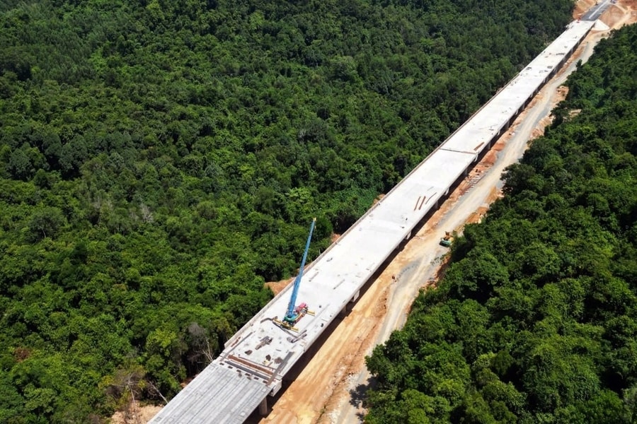 Hợp long cầu dài nhất cao tốc Vân Phong - Nha Trang