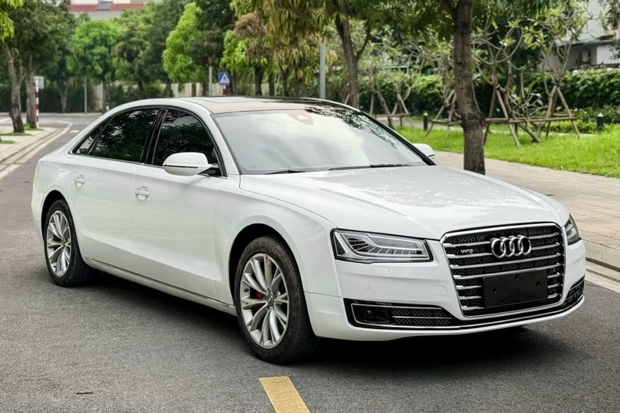 Đi 13 năm, xe sang Audi A8L bán giá rẻ ngang Toyota Corolla Altis mua mới