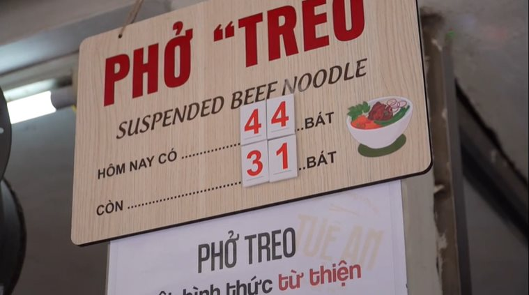 Quán phở 'treo' đặc biệt giữa phố cổ Hà Nội