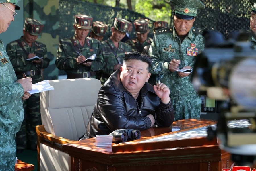 Bán đảo Triều Tiên căng như dây đàn, ông Kim Jong-un họp khẩn