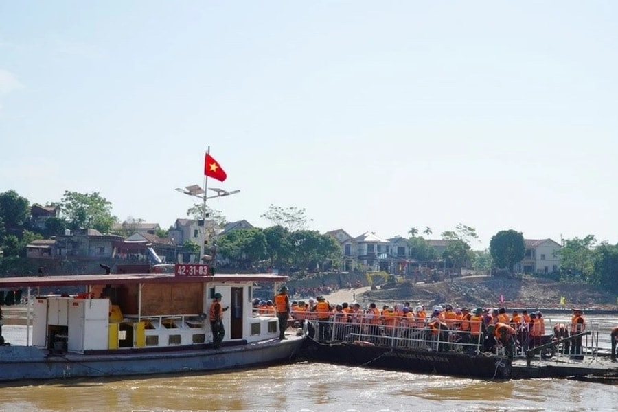 Phà quân sự hoạt động trở lại thay cầu phao Phong Châu