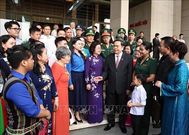 NA Chairman meets with Vừ A Dính Award winners