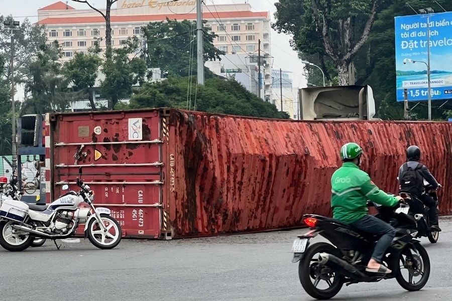 Xe container lật ngang giữa ngã 6 Cộng Hòa, giao thông trung tâm TPHCM rối loạn