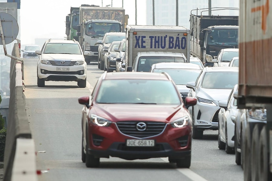 Con tôi bảo: Mình không phải người mông muội nên không đi vào làn khẩn cấp