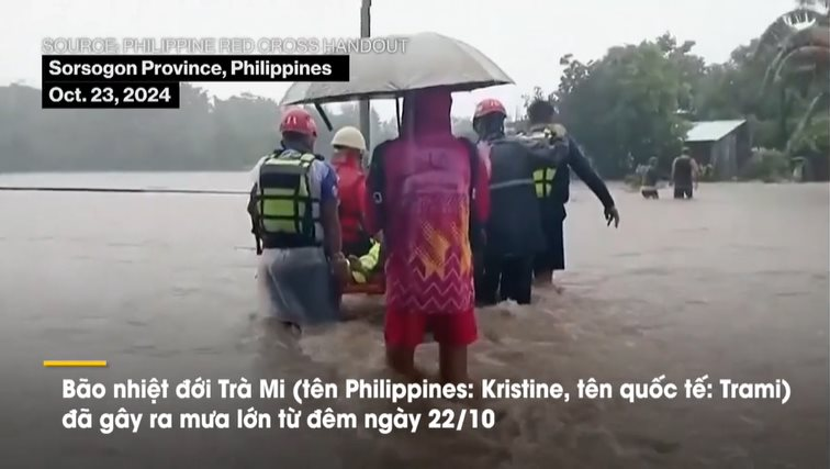 Hình ảnh mưa lũ dữ dội trước giờ bão Trà Mi đổ bộ Philippines