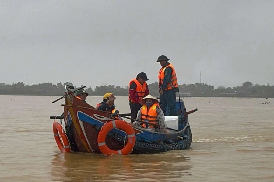 Nước bủa vây, chính quyền vượt lũ tiếp tế lương thực cho người dân