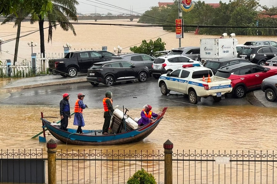 Lệ Thủy: Huy động thuyền của ngư dân chở hàng cứu trợ cho người dân