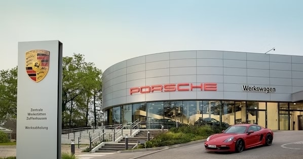 Porsche hé lộ có thể phát triển phiên bản chạy xăng cho xe điện để 'chiều khách'