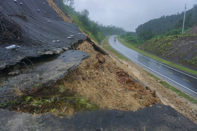 La Sơn-Túy Loan Highway suffers erosions in post-Typhoon Trami downpour