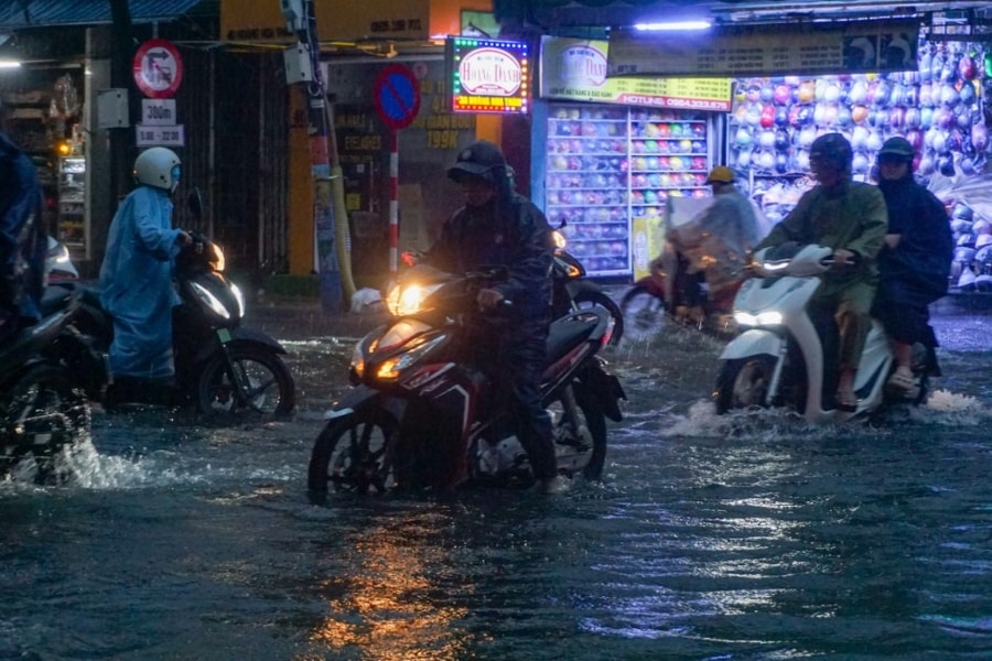 Mưa trắng trời từ sáng sớm, nhiều đường phố ở Đà Nẵng ngập nước