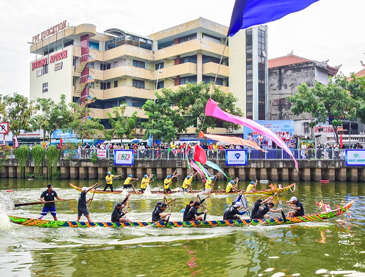 Hàng ngàn người đổ ra xem đua ghe Ngo trên kênh Nhiêu Lộc - Thị Nghè