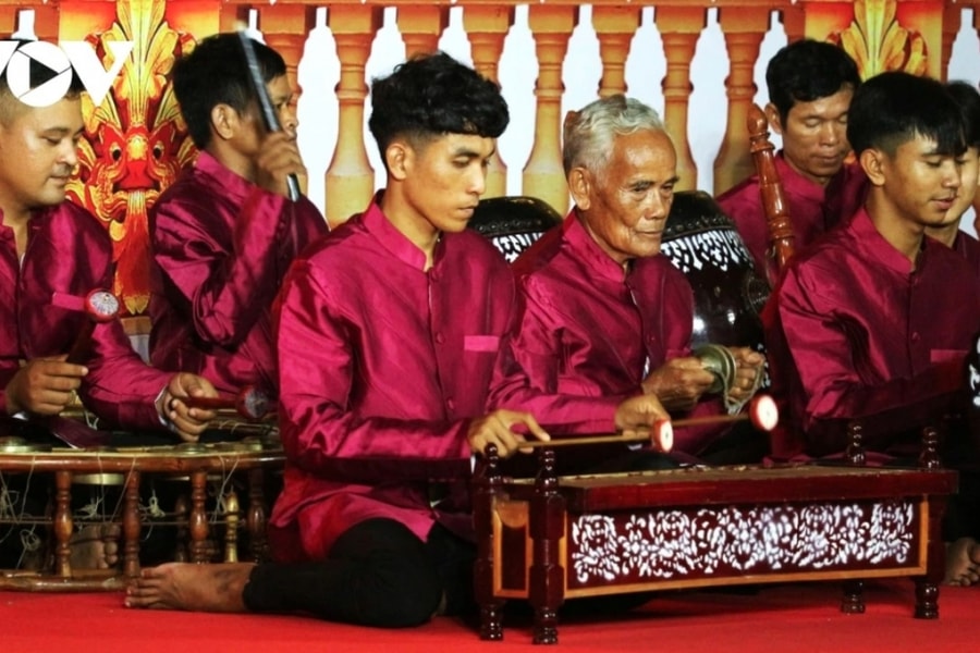 Khmer five-tone musical performance sets Vietnamese record