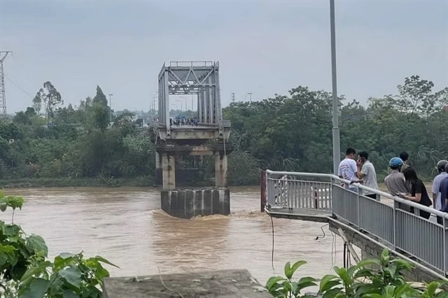 Accelerated rebuild ordered for new Phong Châu Bridge following collapse