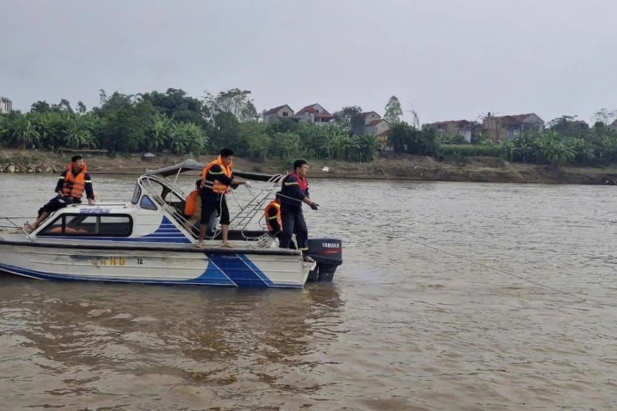 12 'người nhái' và 100 công an, quân đội tìm kiếm 4 học sinh đuối nước