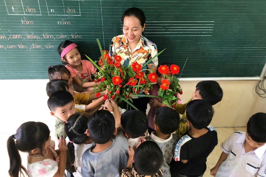 Học sinh Làng Nủ làm thiệp, hái hoa rừng tặng cô giáo