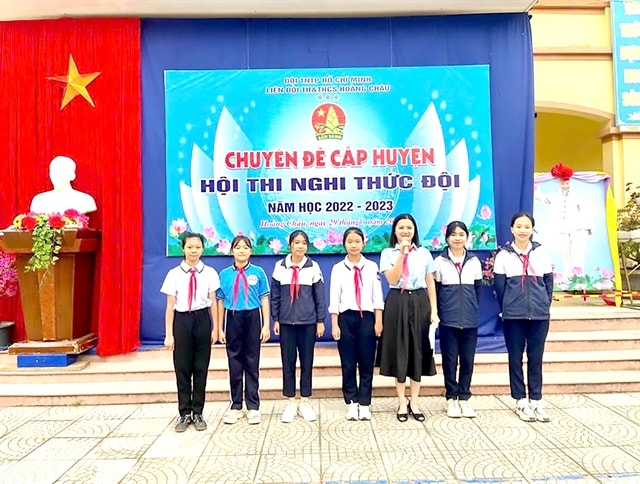 Young teacher nurtures dreams for students in Cát Hải island district