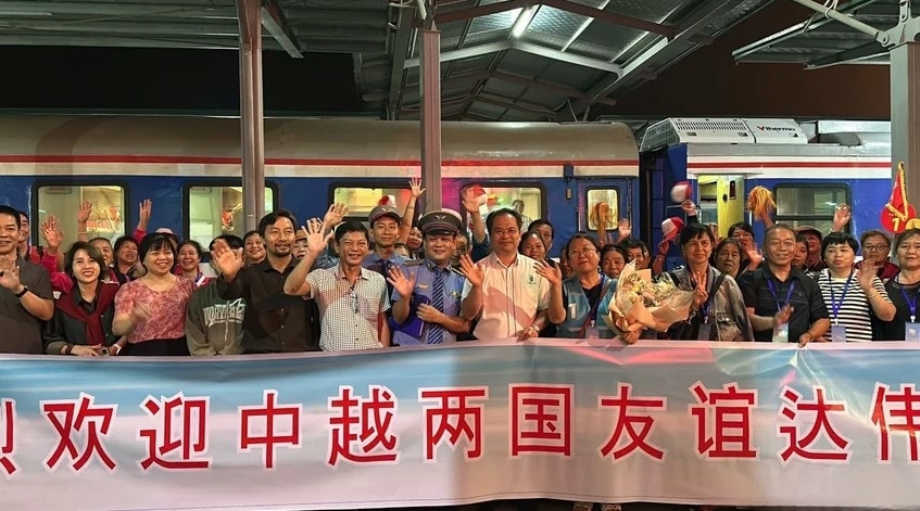 Lao Cai welcomes 400 Chinese tourists via charter train