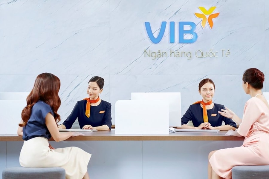 Lãnh đạo ngân hàng và người nhà liên tục mua cổ phiếu VIB