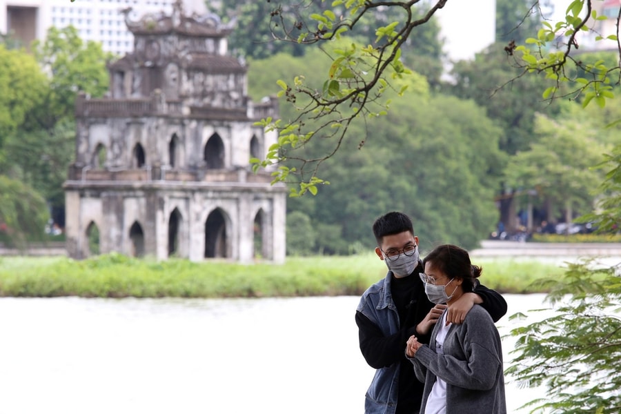 Người Hà Nội và du khách ‘diện’ áo ấm xuống phố đón đợt rét đầu mùa