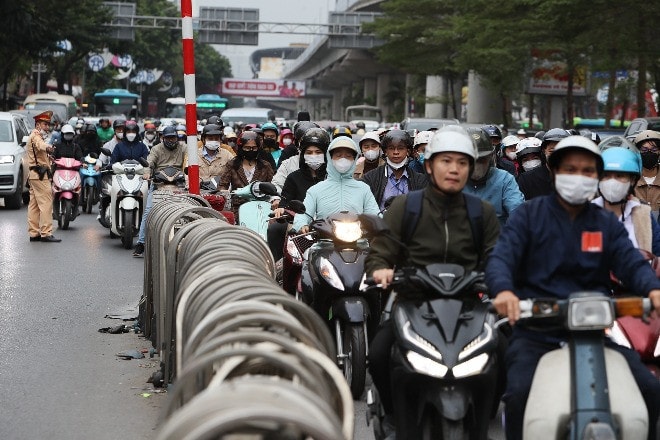 Dòng người nhích từng mét để đến công sở trong ngày gió mùa ùa về Hà Nội