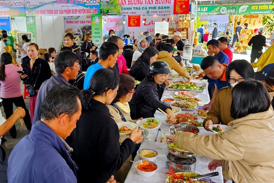 Đến Đà Lạt những ngày này, du khách được ăn buffet rau miễn phí